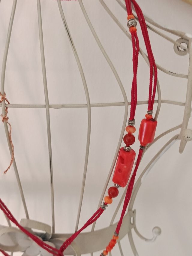 Collar rojo y naranja