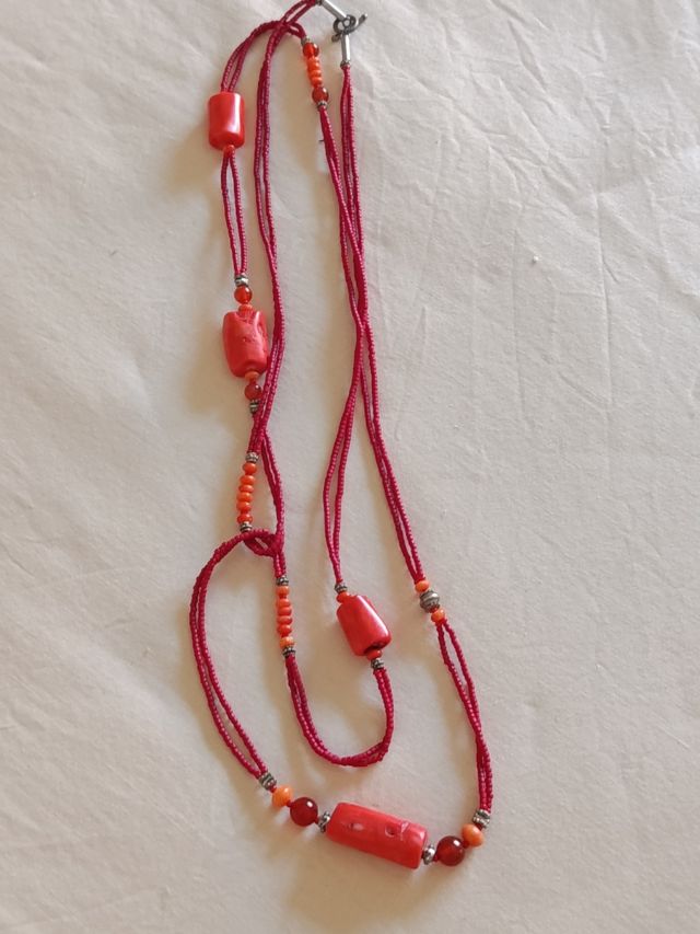 Collar rojo y naranja