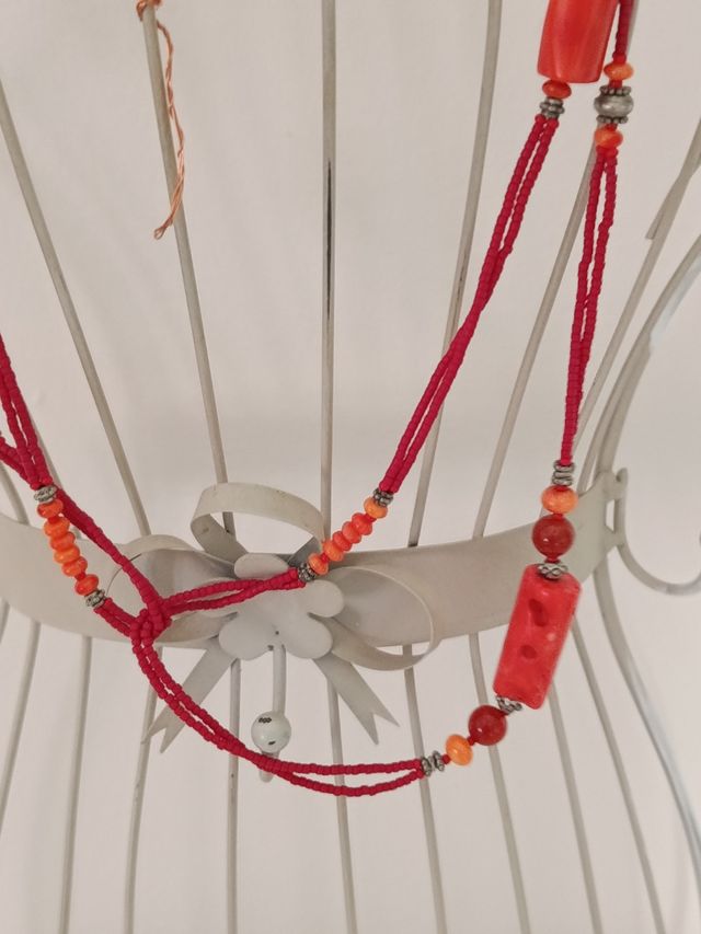 Collar rojo y naranja