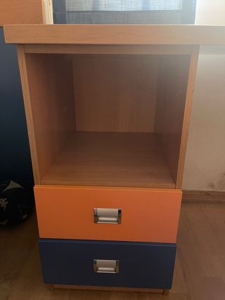 Escritorio infantil azul y naranja