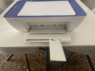 Impresora HP DeskJet 2710 - Blanca y Azul