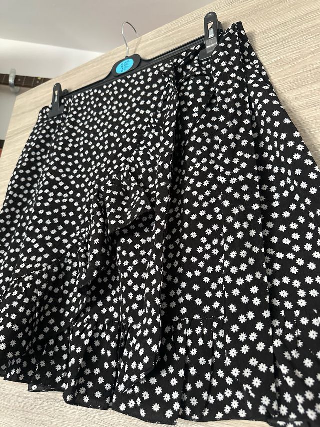 Falda negra y blanca con estampado floral
