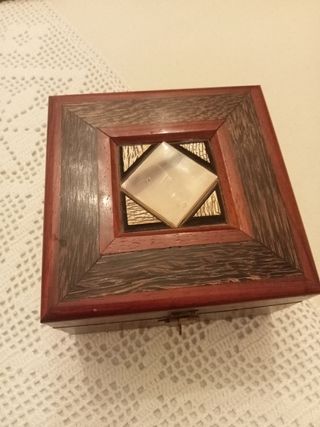 Caja madera tallada roja y marrón