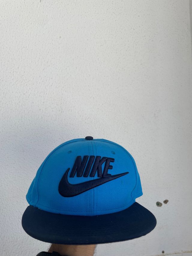 Gorra Nike azul y adidas negra