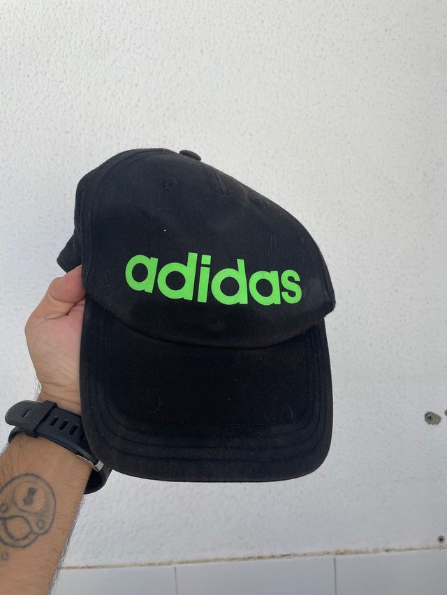 Gorra Nike azul y adidas negra