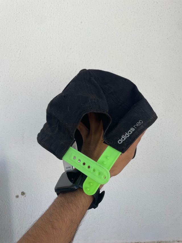 Gorra Nike azul y adidas negra