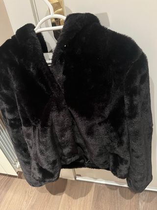 Chaquetón pelo Stradivarius negro - Talla S