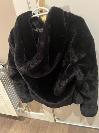 Chaquetón pelo Stradivarius negro - Talla S
