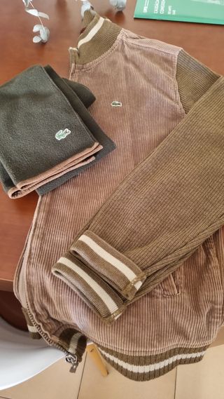 Bufanda Lacoste polar con aplique de piel.
