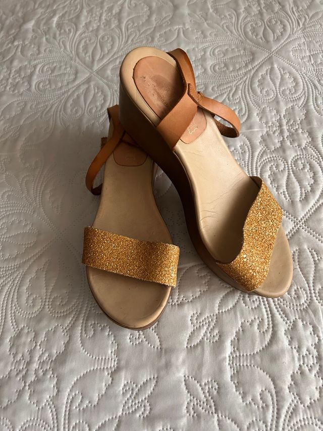 Sandalias cuña doradas