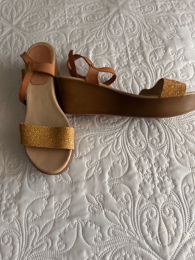 Sandalias cuña doradas