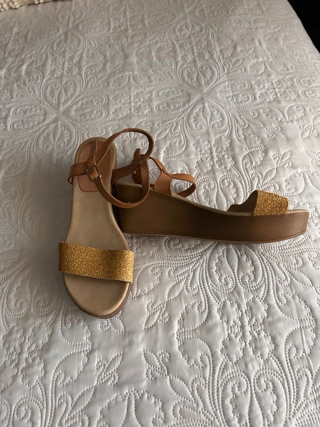 Sandalias cuña doradas