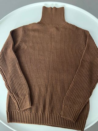 Jersey cuello alto marrón Bershka