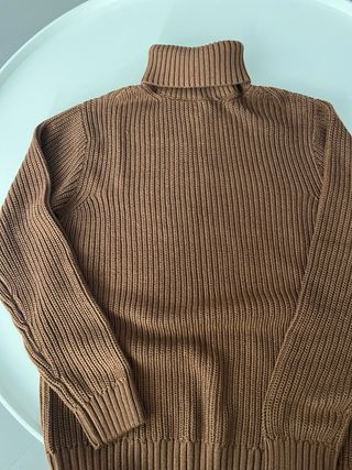 Jersey cuello alto marrón Bershka
