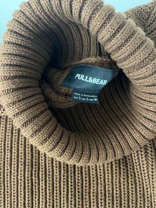 Jersey cuello alto marrón Bershka