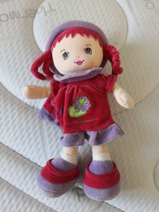 Muñeca peluche roja