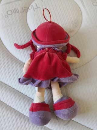 Muñeca peluche roja