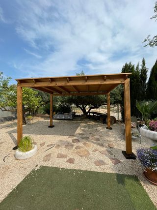 Pergola de madera marrón