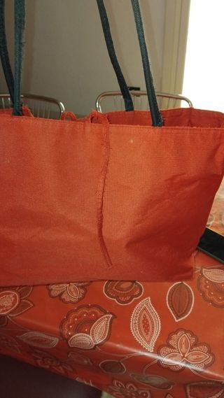 Borsa rossa tote si sta succedendo dal manico 