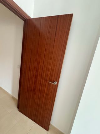 Puertas interiores color roble con molduras 