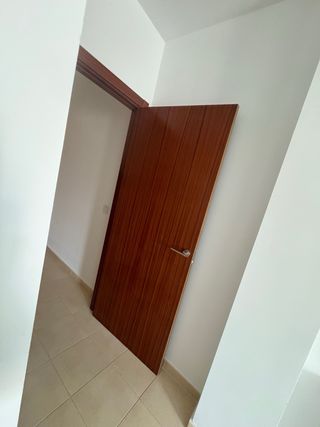 Puertas interiores color roble con molduras 