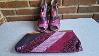 Sandalias tacón morado y cartera
