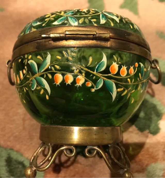 Bombonera antigua pintada a mano