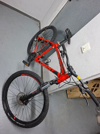 Bicicleta Giant de montaña roja 