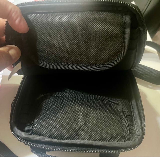 Bolso Case Logic negro con conexion externa