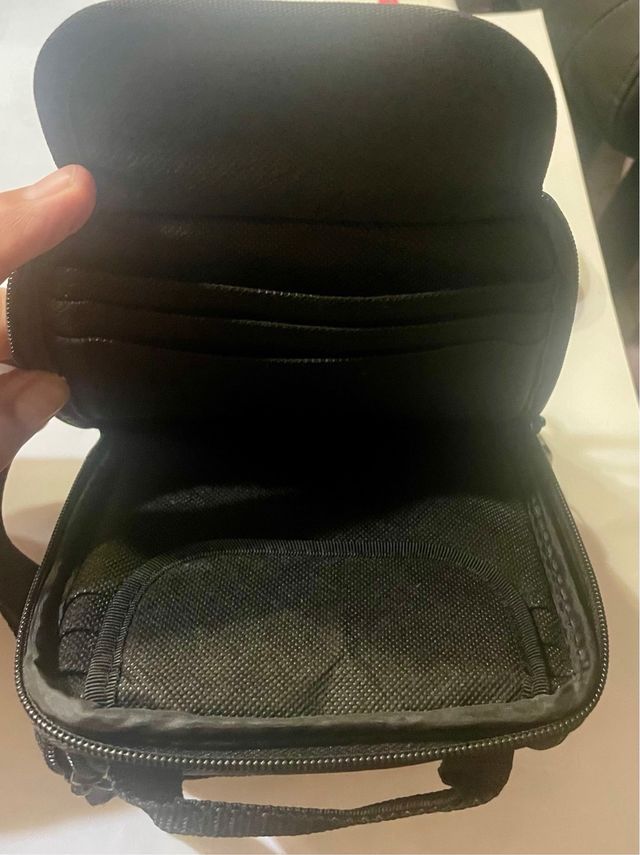 Bolso Case Logic negro con conexion externa