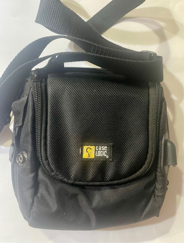 Bolso Case Logic negro con conexion externa