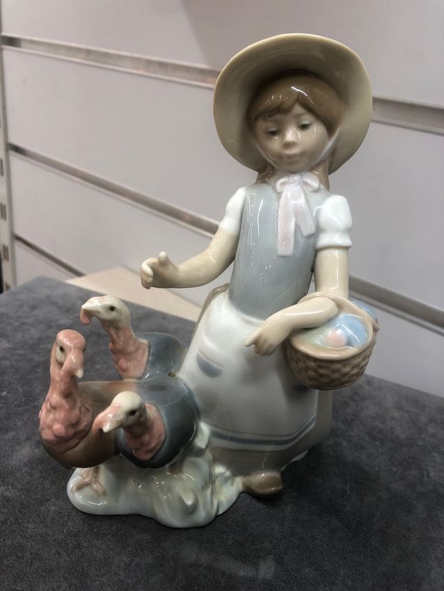 Lladró Niña con Pavos - Figura Porcelana