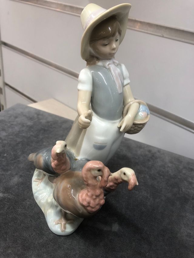 Lladró Niña con Pavos - Figura Porcelana