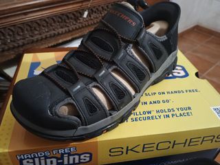 Sandalias Skechers negras y marrones