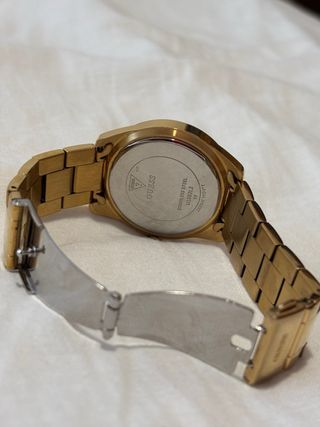 Reloj Guess dorado mujer.

