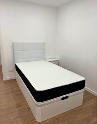 Canapé y colchones blanco y marrón