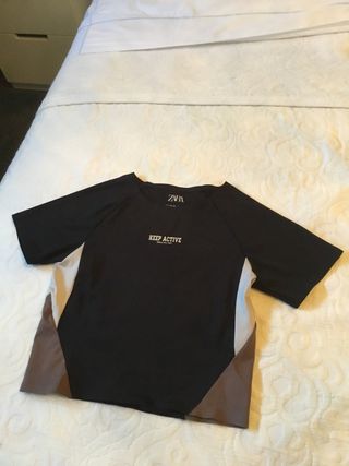 Camiseta deportiva ZARA negra y marrón
