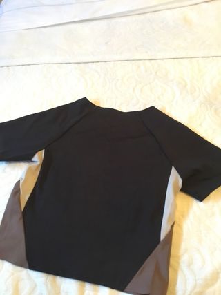Camiseta deportiva ZARA negra y marrón