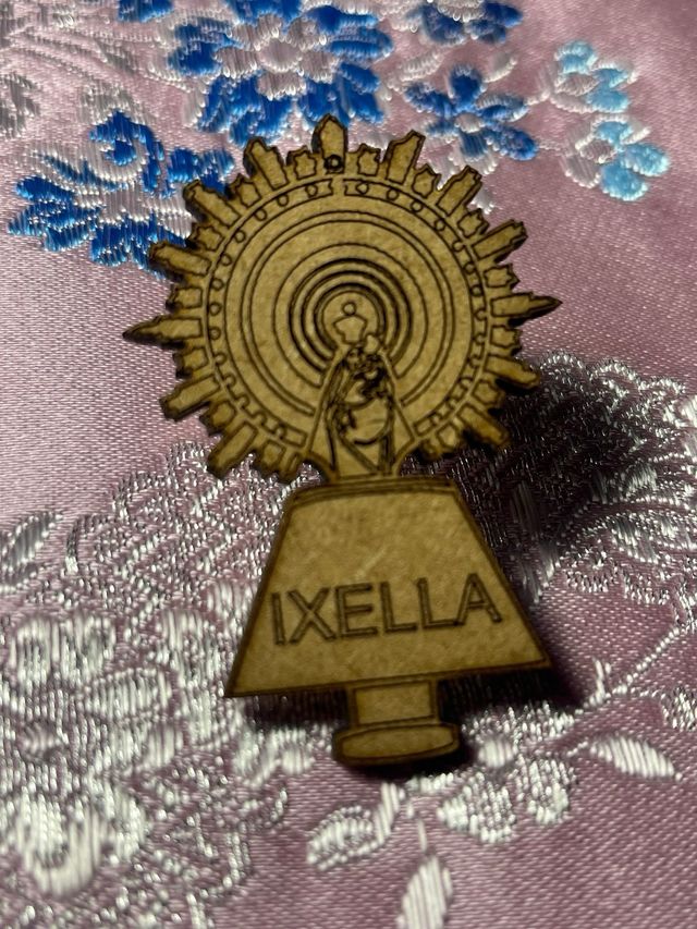 Broche madera personalizado con tu logo.