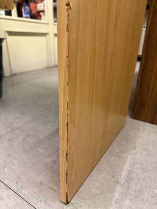 Escritorio de oficina con cajonera y bandeja extra