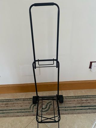 Carrito metálico con ruedas.
plegable.

