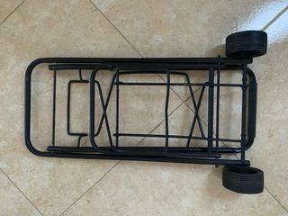 Carrito metálico con ruedas.
plegable.
