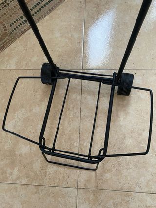 Carrito metálico con ruedas.
plegable.
