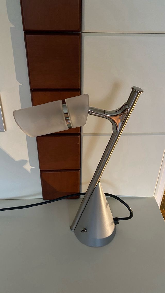 Lámpara escritorio o mesilla moderna gris y acero