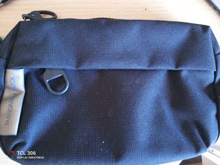 - Borsello.o pochette blu scuro marca Mandarina Du
