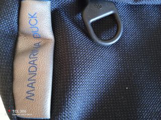 - Borsello.o pochette blu scuro marca Mandarina Du