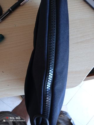 - Borsello.o pochette blu scuro marca Mandarina Du