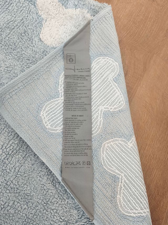 Alfombra infantil Lorena Canals nubes.