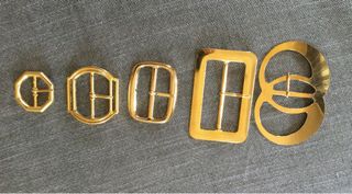Set di 5 fibbie in metallo dorato