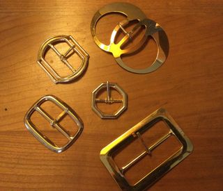 Set di 5 fibbie in metallo dorato